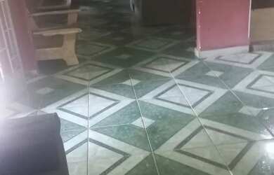 Imagem: A casa possui 4 Dormitórios, 2 Banheiros, 5 Vagas na garagem