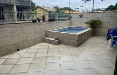 Imagem: A casa possui 3 Dormitórios, 2 Banheiros, 2 Vagas na garagem