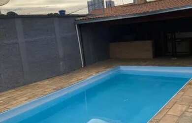 Imagem: A casa possui 3 Dormitórios, 2 Banheiros, 4 Vagas na garagem
