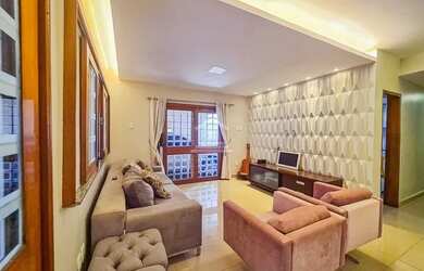 Imagem: A casa possui 3 Dormitórios, 1 Banheiro, 2 Vagas na garagem