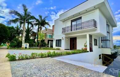 Imagem: A casa em condomínio possui 4 Dormitórios, 5 Banheiros, 5