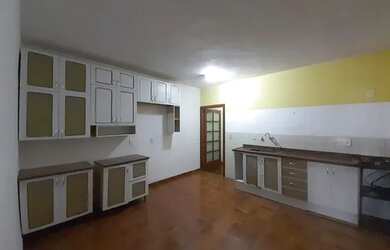 Imagem: A casa possui 3 Dormitórios, 1 Banheiro, 1 Vaga na garagem