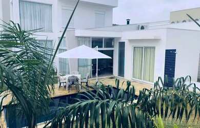 Imagem: A casa em condomínio possui 4 Dormitórios, 5 Banheiros, 4