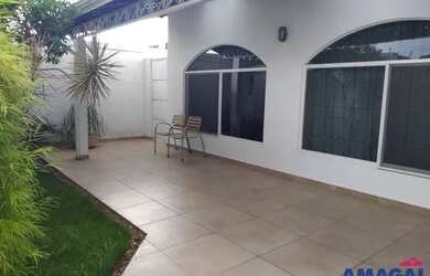 Imagem: A casa possui 3 Dormitórios, 2 Banheiros, 5 Vagas na garagem