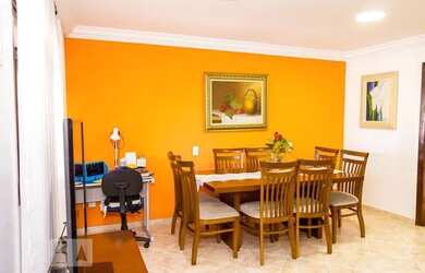 Imagem: A casa possui 3 Dormitórios, 2 Banheiros, 2 Vagas na garagem