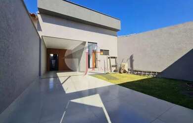 Imagem: A casa possui 3 Dormitórios, 3 Banheiros, 2 Vagas na garagem