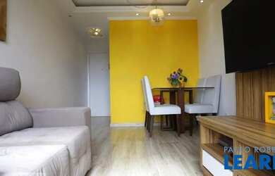 Imagem: O apartamento possui 2 Dormitórios, 1 Banheiro, 1 Vaga na garagem