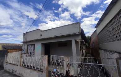 Imagem: A casa possui 2 Dormitórios e 1 Banheiro e está localizado