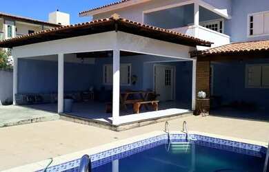 Imagem: A casa possui 3 Dormitórios, 1 Banheiro, 2 Vagas na garagem