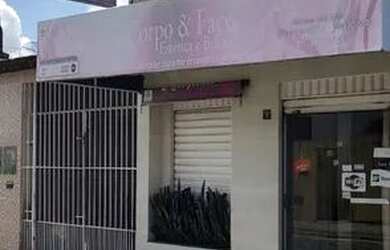 Imagem: A casa possui 4 Dormitórios, 5 Banheiros, 1 Vaga na garagem