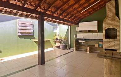 Imagem: A casa possui 3 Dormitórios, 3 Banheiros, 2 Vagas na garagem