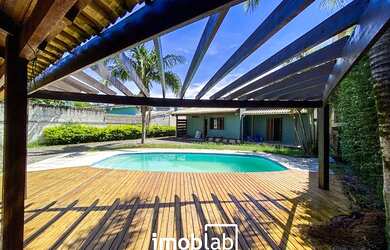 Imagem: A casa possui 4 Dormitórios, 4 Banheiros, 3 Vagas na garagem