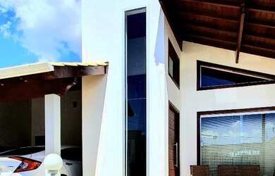 Imagem: A casa possui 4 Dormitórios, 3 Banheiros, 4 Vagas na garagem