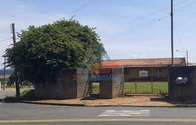 Imagem: A casa possui 3 Dormitórios, 2 Banheiros, 5 Vagas na garagem