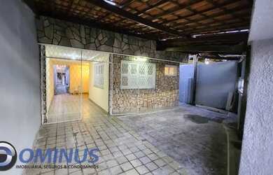 Imagem: A casa possui 4 Dormitórios, 1 Banheiro, 3 Vagas na garagem