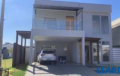 Imagem: A casa em condomínio possui 4 Dormitórios, 4 Banheiros, 2