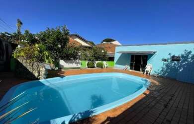 Imagem: A casa possui 3 Dormitórios, 3 Banheiros, 5 Vagas na garagem