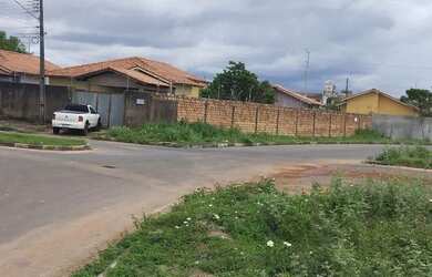 Imagem: A casa possui 2 Dormitórios, 2 Banheiros, 2 Vagas na garagem