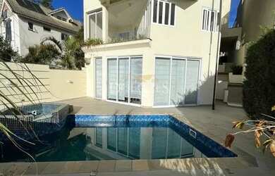 Imagem: A casa em condomínio possui 3 Dormitórios, 3 Banheiros, 300m²