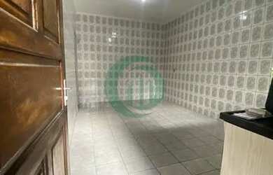 Imagem: A casa possui 3 Dormitórios, 1 Banheiro, 1 Vaga na garagem