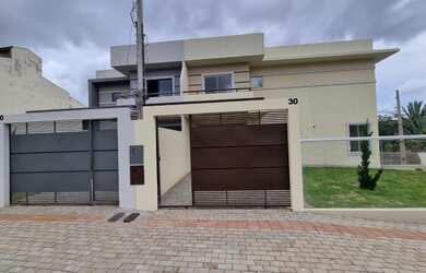 Imagem: A casa possui 3 Dormitórios, 4 Banheiros, 4 Vagas na garagem