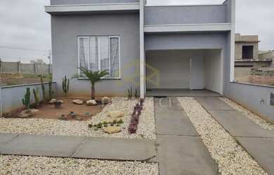 Imagem: A casa em condomínio possui 3 Dormitórios, 2 Banheiros, 2