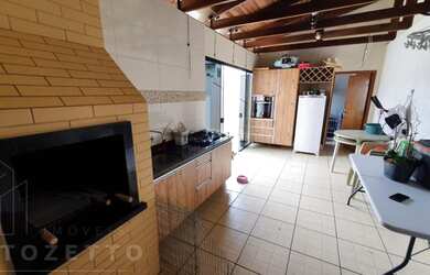 Imagem: A casa em condomínio possui 3 Dormitórios, 3 Banheiros, 2