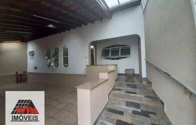 Imagem: A casa possui 3 Dormitórios, 2 Banheiros, 3 Vagas na garagem