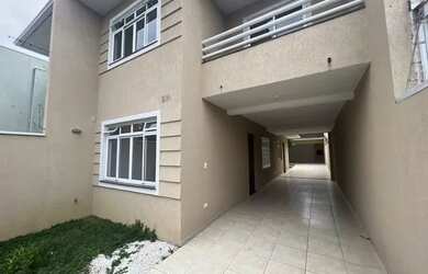 Imagem: A casa possui 3 Dormitórios, 3 Banheiros, 4 Vagas na garagem