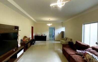 Imagem: A casa possui 3 Dormitórios, 1 Banheiro, 3 Vagas na garagem