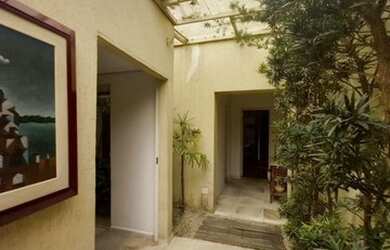 Imagem: A casa possui 3 Dormitórios, 3 Banheiros, 4 Vagas na garagem