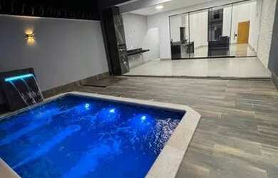 Imagem: A casa possui 3 Dormitórios, 2 Banheiros, 3 Vagas na garagem