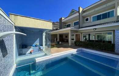 Imagem: A casa em condomínio possui 4 Dormitórios, 5 Banheiros, 2