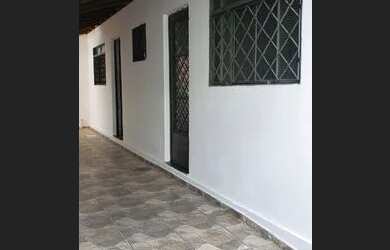 Imagem: A casa possui 2 Dormitórios, 2 Banheiros, 2 Vagas na garagem