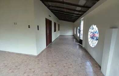 Imagem: A casa possui 4 Dormitórios, 2 Banheiros, 3 Vagas na garagem