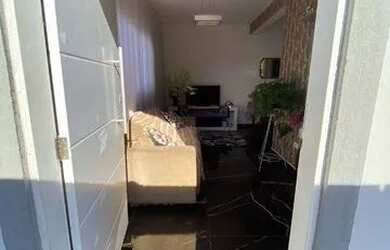 Imagem: A casa possui 3 Dormitórios, 2 Banheiros, 3 Vagas na garagem