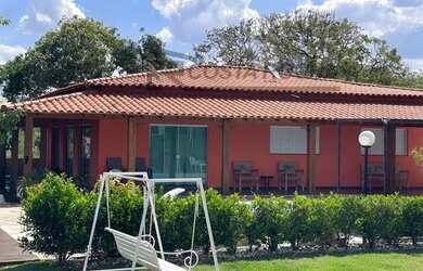 Imagem: A casa em condomínio possui 4 Dormitórios, 2 Banheiros, 1.500m²