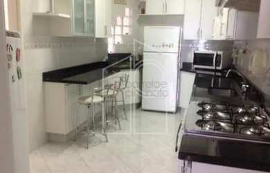 Imagem: A casa possui 3 Dormitórios, 4 Banheiros, 5 Vagas na garagem