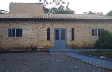 Imagem: A casa em condomínio possui 3 Dormitórios, 1 Banheiro, 2 Vagas