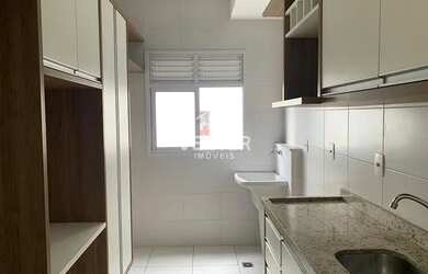 Imagem: O apartamento possui 1 Dormitório, 1 Banheiro, 1 Vaga na garagem