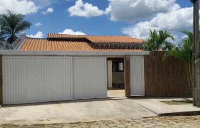 Imagem: A casa possui 3 Dormitórios, 2 Banheiros, 4 Vagas na garagem