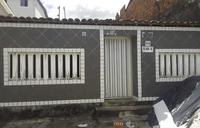 Imagem: A casa possui 3 Dormitórios, 3 Banheiros, 4 Vagas na garagem