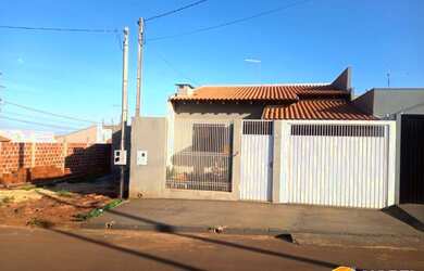 Imagem: A casa possui 3 Dormitórios, 2 Banheiros, 2 Vagas na garagem