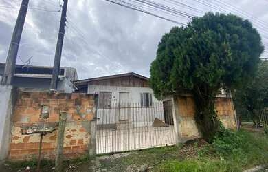Imagem: A casa possui 3 Dormitórios, 1 Banheiro, 2 Vagas na garagem