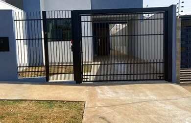 Imagem: A casa possui 3 Dormitórios, 2 Banheiros, 2 Vagas na garagem