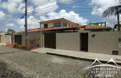 Imagem: A casa possui 3 Dormitórios, 2 Banheiros, 3 Vagas na garagem