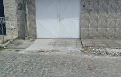 Imagem: A casa possui 2 Dormitórios, 1 Banheiro, 1 Vaga na garagem