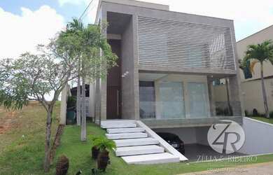 Imagem: A casa possui 4 Dormitórios, 1 Banheiro, 4 Vagas na garagem