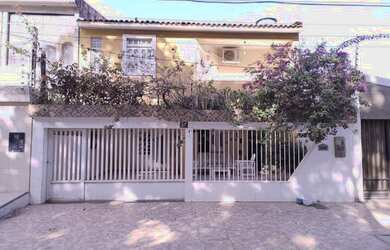 Imagem: A casa possui 4 Dormitórios, 4 Banheiros, 2 Vagas na garagem