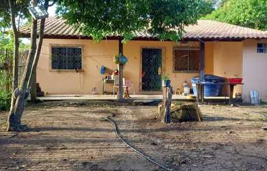 Imagem: A casa possui 2 Dormitórios, 1 Banheiro, 2 Vagas na garagem